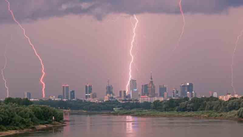 В Польщі вирує негода: загинуло четверо осіб, ще десятки поранені 