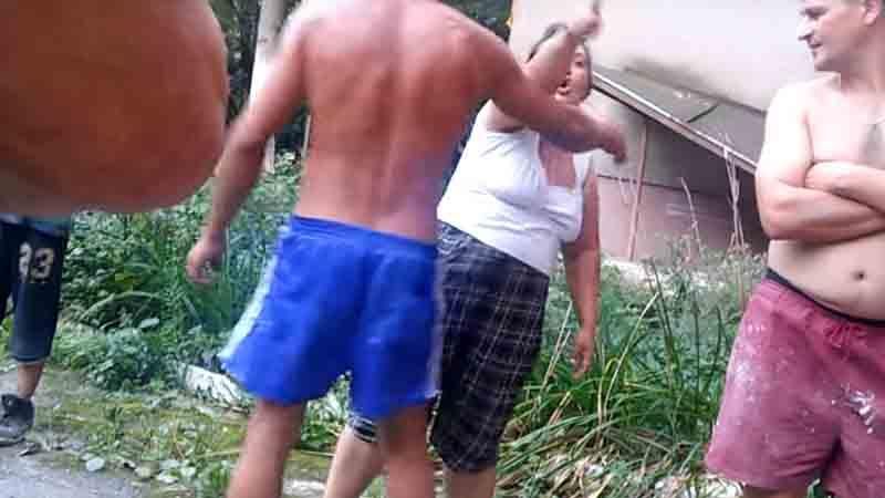 На Закарпатті роми побили вагітну жінку та дитину: з'явилося відео конфлікту На Закарпатті роми побили вагітну жінку та дитину: з'явилося відео конфлікту