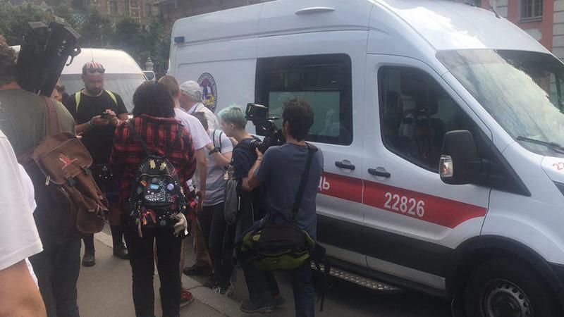 У Росії невідомі атакували учасників ЛГБТ-параду: з'явилось відео У Росії невідомі атакували учасників ЛГБТ-параду: з'явилось відео