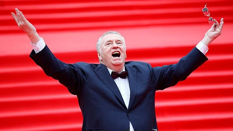 Жириновский в трусах развлекся с молодыми активистами: в сети "похоронили кита" Жириновский в трусах развлекся с молодыми активистами: в сети "похоронили кита"