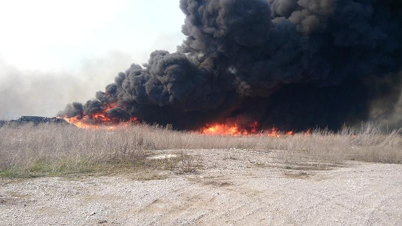 Авдіївка у вогні: через обстріли та спеку спалахнули укріплення на передових позиціях Авдіївка у вогні: через обстріли та спеку спалахнули укріплення на передових позиціях
