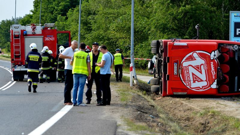 Популярный лоукост-автобус перевернулся в Польше: пострадали около 30 человек