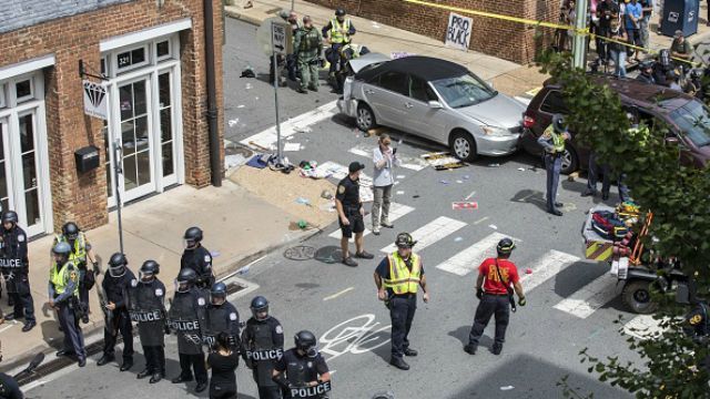 Наезд на демонстрантов в Шарлотсвилле: что происходит на месте трагедии Наезд на демонстрантов в Шарлотсвилле: что происходит на месте трагедии