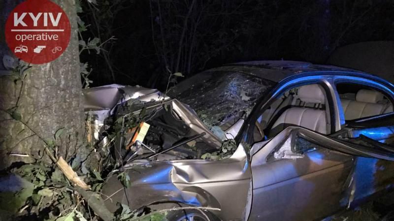 "Ягуар" на шаленій швидкості влетів у дерево під Києвом: дивом ніхто не загинув