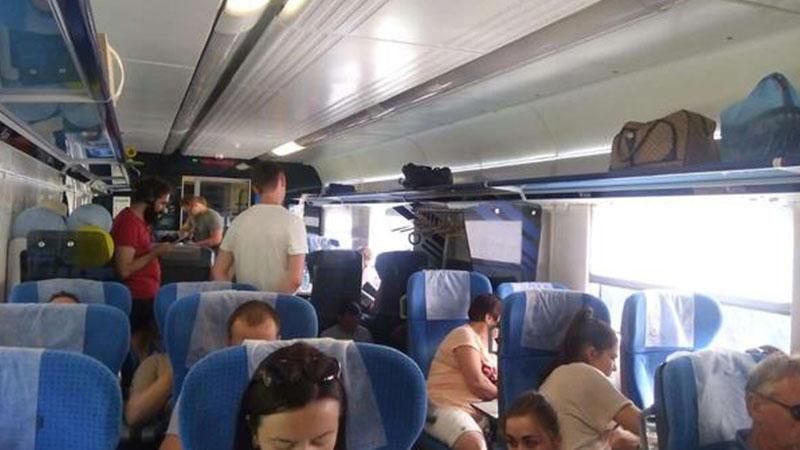 До потяга Інтерсіті+ забули причепити декілька вагонів, люди їдуть стоячи: фото з соцмереж 