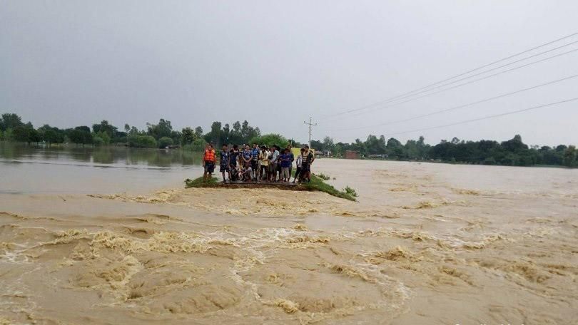 Повінь забрала життя майже півсотні людей у Непалі: моторошні фото стихії Повінь забрала життя майже півсотні людей у Непалі: моторошні фото стихії