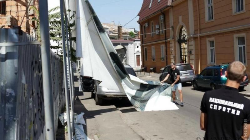 Противники Марша равенства в Одессе "сорвали злость" на недостроенном доме: появилось видео