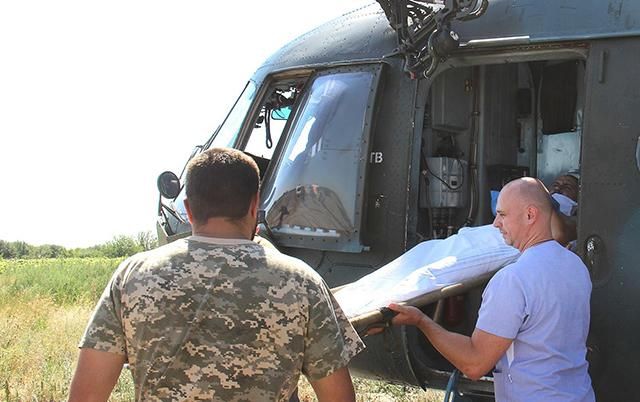Тяжелораненых бойцов АТО эвакуировали вертолетом в Харьков