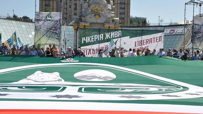 Объединиться для победы над Россией: самый большой флаг Ичкерии развернули в Киеве