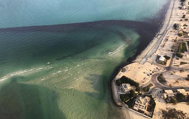Надзвичайна ситуація біля берегів Кувейту: в море витекло тисячі барелів нафти