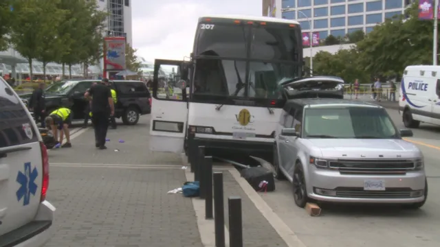 Автобус, Канада. Ванкувер, наїзд, натовп Автобус, Канада. Ванкувер, наїзд, натовп