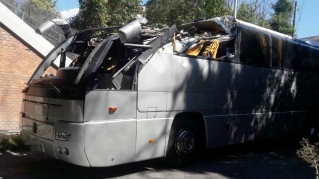 Автобус з туристами не "вписався" під міст у Римі. Є постраждалі: опубліковані фото