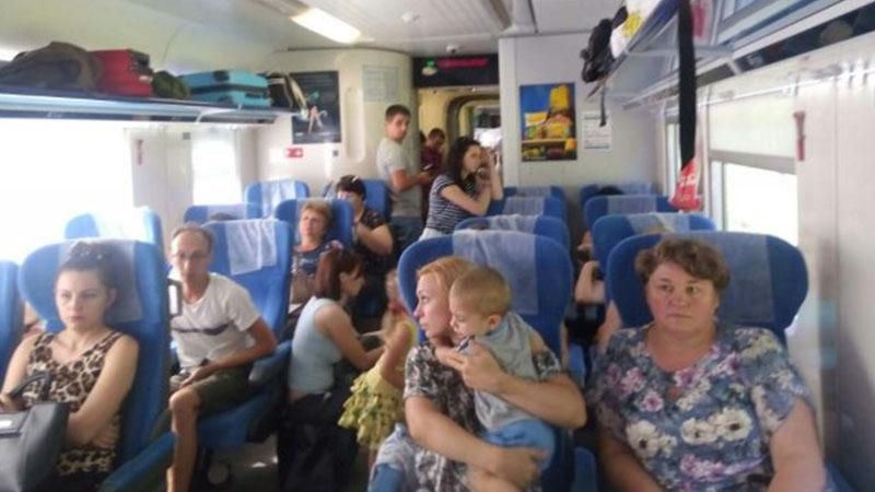 В "Укрзалізниці" пояснили, що робити пасажирам потяга Інтересі+, які їхали стоячи