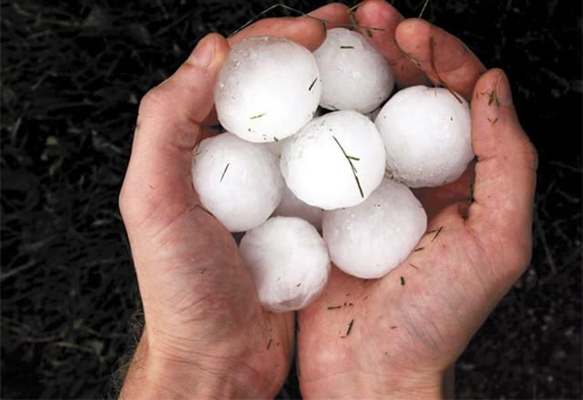 Потужний град засипав льодом частину Криму: є фото й відео Потужний град засипав льодом частину Криму: є фото й відео