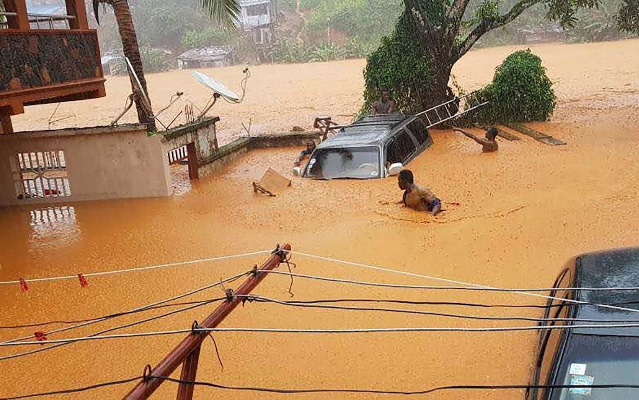Через зсув ґрунту і повені загинули понад 300 людей у Сьєрра-Леоне Через зсув ґрунту і повені загинули понад 300 людей у Сьєрра-Леоне