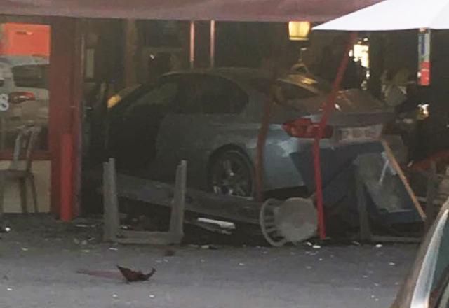 Авто на швидкості влетіло в піцерію у Франції: загинула дитина Авто на швидкості влетіло в піцерію у Франції: загинула дитина