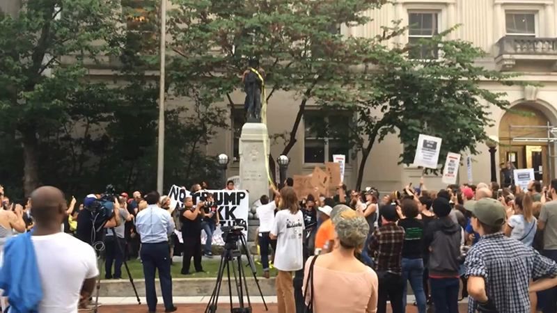 Участники протестов в США прибегли к радикальным действиям: появилось видео Участники протестов в США прибегли к радикальным действиям: появилось видео