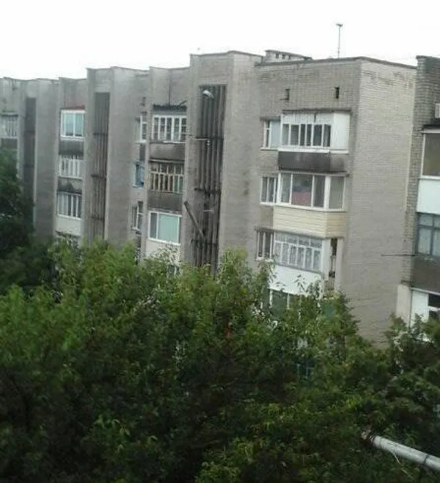 Балкон будинку не витримав негоди у Херсоні Балкон будинку не витримав негоди у Херсоні