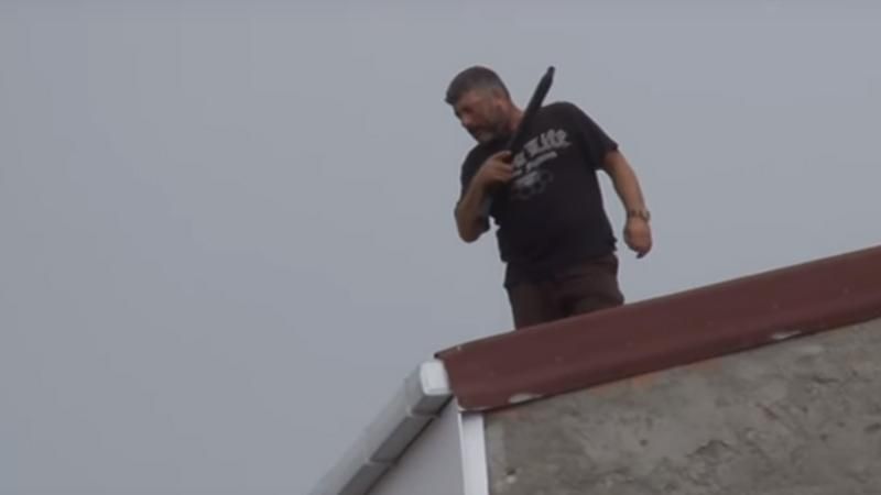Невідомий чоловік влаштував хаотичну стрілянину на будинку в Стамбулі: перші відео