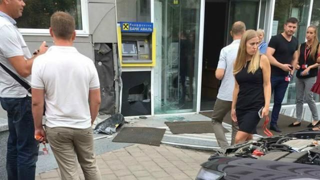 Блондинка на "Хонде" перепутала передачи и влетела в бизнес-центр в Киеве: фото