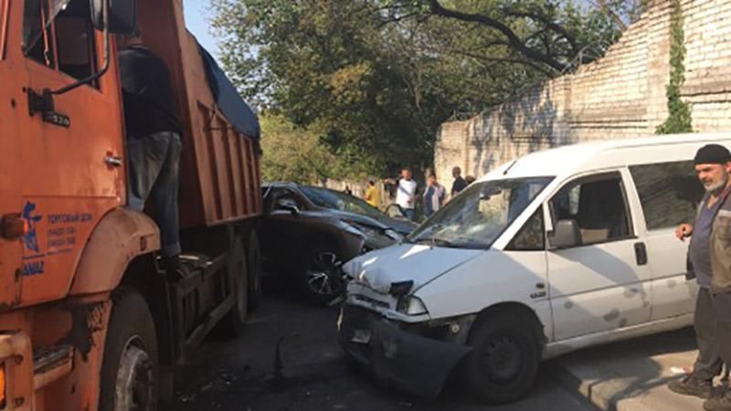 Масштабна ДТП в Києві: "КАМАЗ" без водія протаранив три машини