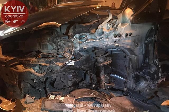 П’яний водій розтрощив своє авто, влетівши у стовп у Києві: є фото