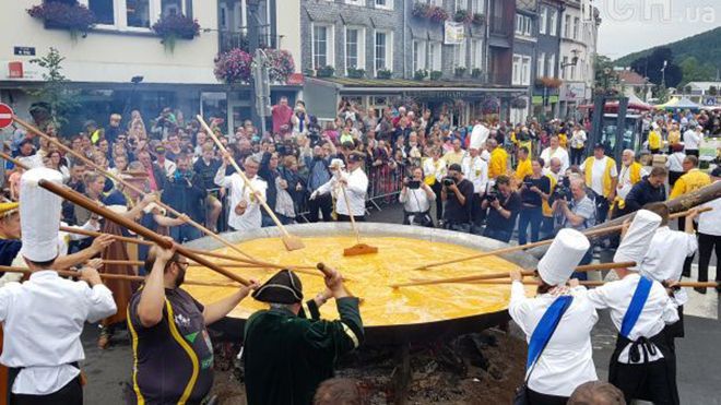 У Бельгії приготували величезний омлет із 10 тисяч яєць