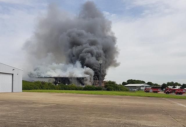 Крупный пожар вспыхнул в аэропорту Лондона: очевидцы заявили о взрыве Крупный пожар вспыхнул в аэропорту Лондона: очевидцы заявили о взрыве