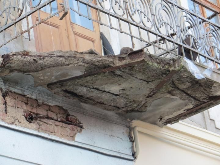 В Мариуполе мужчина выпал с 6 этажа из-за обвала ограждения балкона В Мариуполе мужчина выпал с 6 этажа из-за обвала ограждения балкона