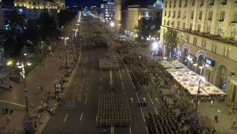 Центр Киева заполнили военные – эффектное видео репетиции парада