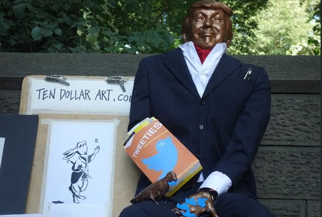 Трамп, який годує голубів твітами: в Нью-Йорку з’явилася оригінальна скульптура Трамп, який годує голубів твітами: в Нью-Йорку з’явилася оригінальна скульптура