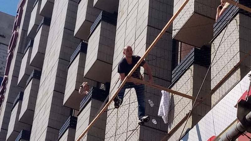 Мужчина угрожает прыгнуть из гостиницы "Крещатик": вероятно, он россиянин