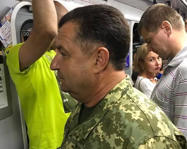 Міністр у метро: з’явилися фото Полторака, що поспішав на репетицію військового параду