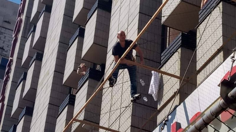 Мужчина хотел выпрыгнуть из отеля на Крещатике: появились детали о нем Мужчина хотел выпрыгнуть из отеля на Крещатике: появились детали о нем