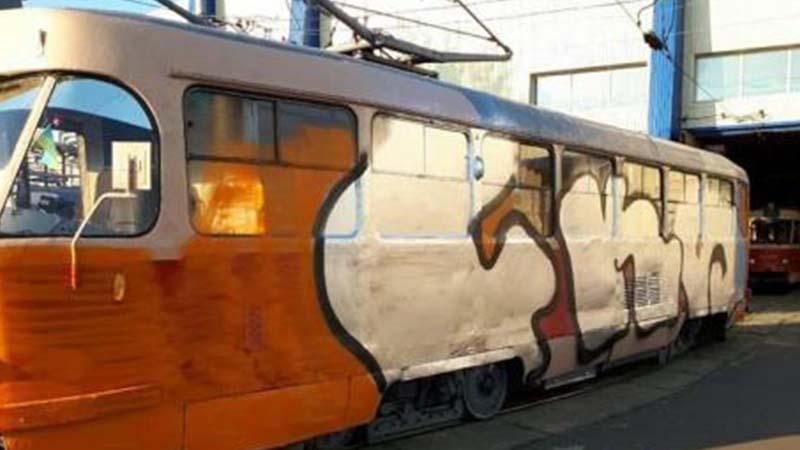 Неизвестные напали на трамвай и разрисовали вагон и водителя в Киеве