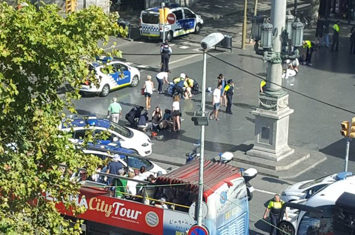 У Барселоні вантажівка в'їхала у натовп: фото та відео з місця події
