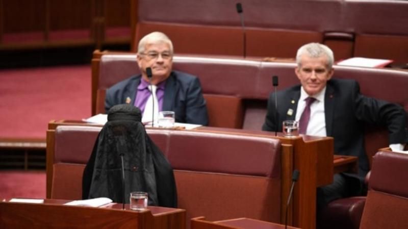 Захаращена мусульманами, – лідерка ультраправої партії прийшла на засідання у паранджі Захаращена мусульманами, – лідерка ультраправої партії прийшла на засідання у паранджі