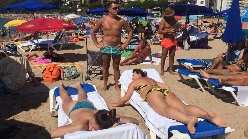 Полуголый Ляшко с женщинами наслаждается отдыхом в Барселоне: красноречивые фото
Полуголый Ляшко с женщинами наслаждается отдыхом в Барселоне: красноречивые фото