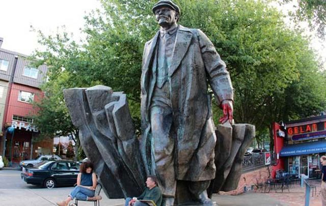 Ленинопад дошел до США: в Сиэтле демонтируют памятник советскому вождю Ленинопад дошел до США: в Сиэтле демонтируют памятник советскому вождю