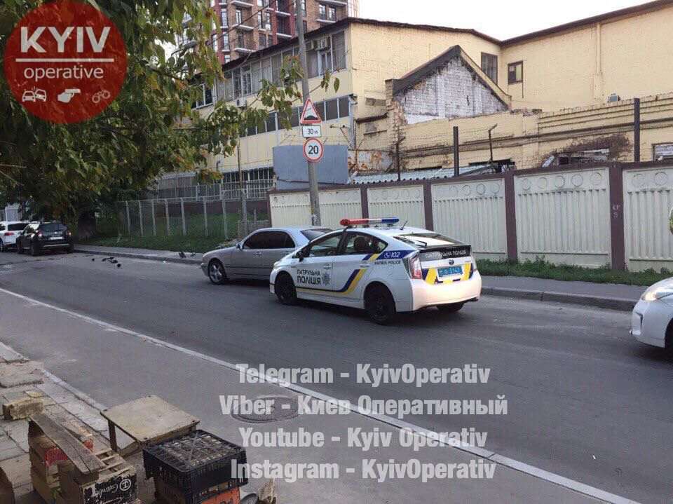 У Києві поліцейський в’їхав у припарковане авто: фото