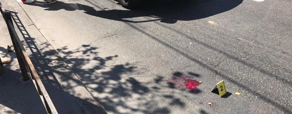 В Киеве водитель иномарки сбил двух пешеходов: кадры с места события