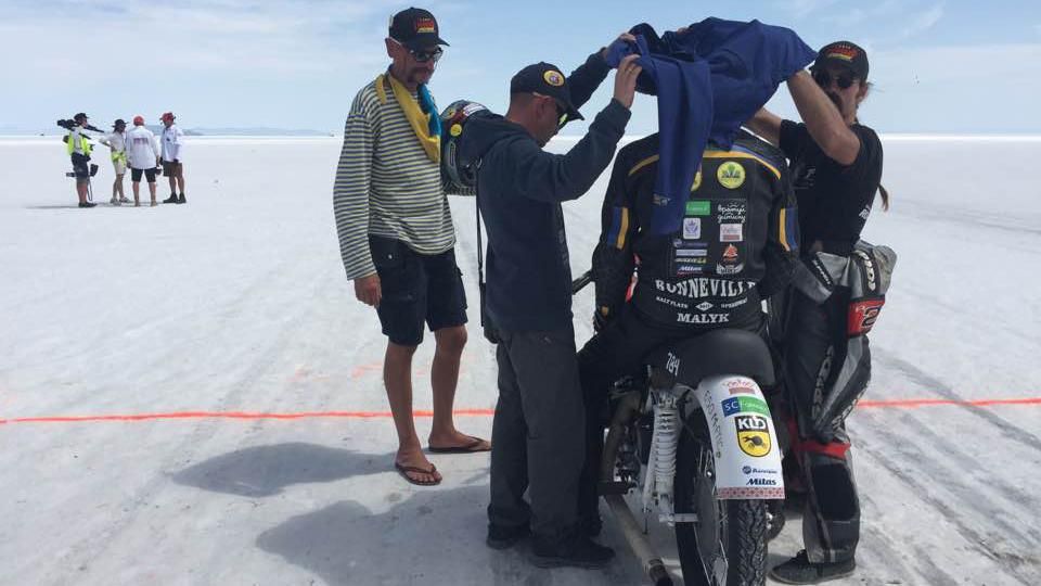 Украинец установил мировой рекорд скорости на мотоцикле "Днепр" Украинец установил мировой рекорд скорости на мотоцикле "Днепр"