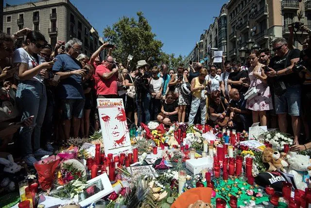 Теракт в Барселоні: люди вшановують пам'ять загиблих
