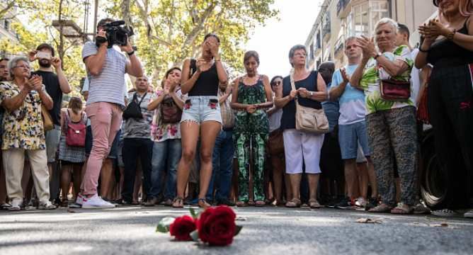 Свечи, слезы, цветы и много печали: как в Барселоне вспоминают жертв теракта