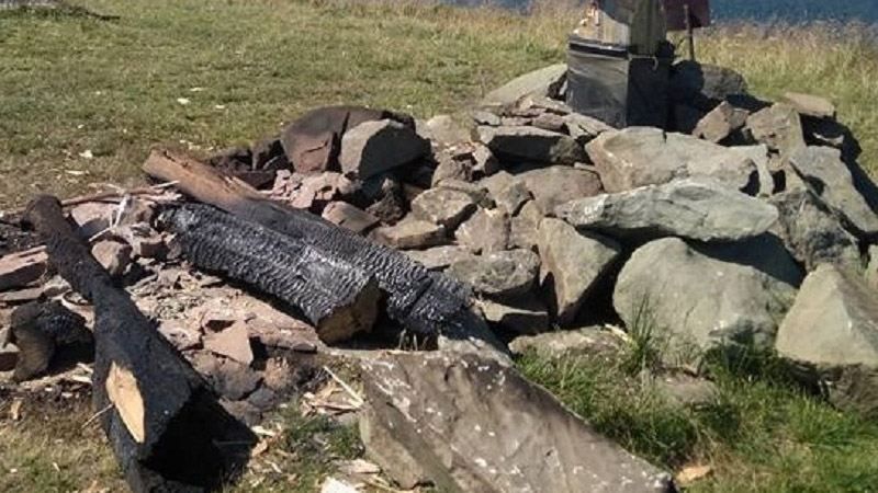 На Закарпатье вандалы срубили и сожгли 8-метровый поклонный крест На Закарпатье вандалы срубили и сожгли 8-метровый поклонный крест