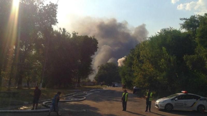 Дніпро охопила серйозна пожежа: вогонь перекинувся на житлові будинки