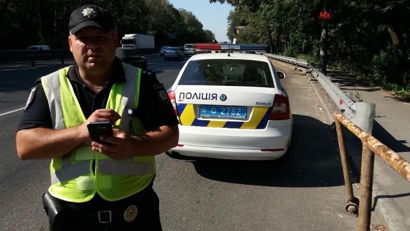 Вони повернулись: "нових ДАІшників" застукали на старому посту у Києві Вони повернулись: "нових ДАІшників" застукали на старому посту у Києві