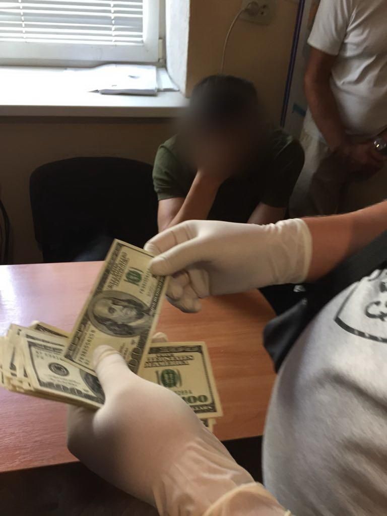 Львівські правоохоронці вимагали хабара у родичів ймовірного ґвалтівника Львівські правоохоронці вимагали хабара у родичів ймовірного ґвалтівника