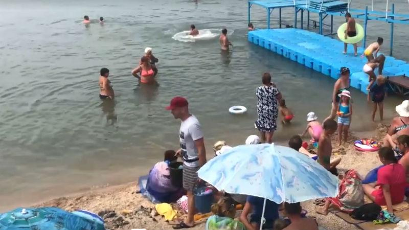 Американец попытался торговать кукурузой на пляже в Бердянске: курьезное видео