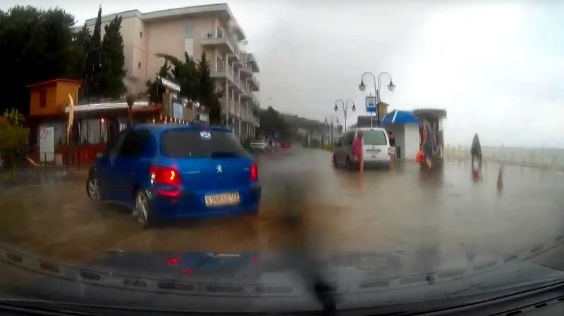 В окупованому Криму вирує стихія: селевим потоком змило понад десяток машин